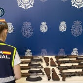 Armas de guerra intervenidas en la operación policial.