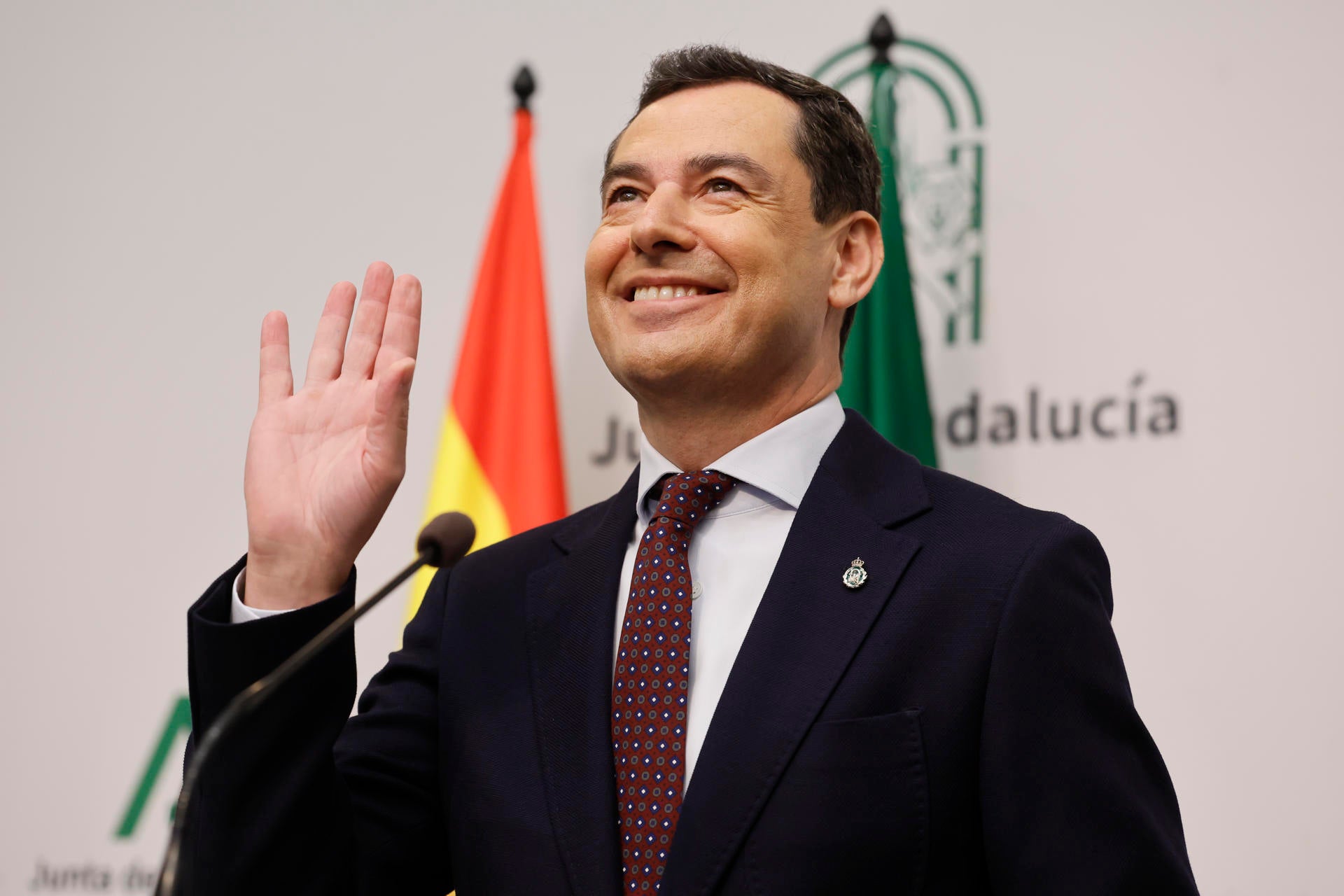 Juanma Moreno introduce solo dos caras nuevas y apuesta por la continuidad en su nuevo Gobierno tras la entrada de Vox Juanma Moreno introduce solo dos caras nuevas y apuesta por la continuidad en su nuevo Gobierno tras la entrada de Vox