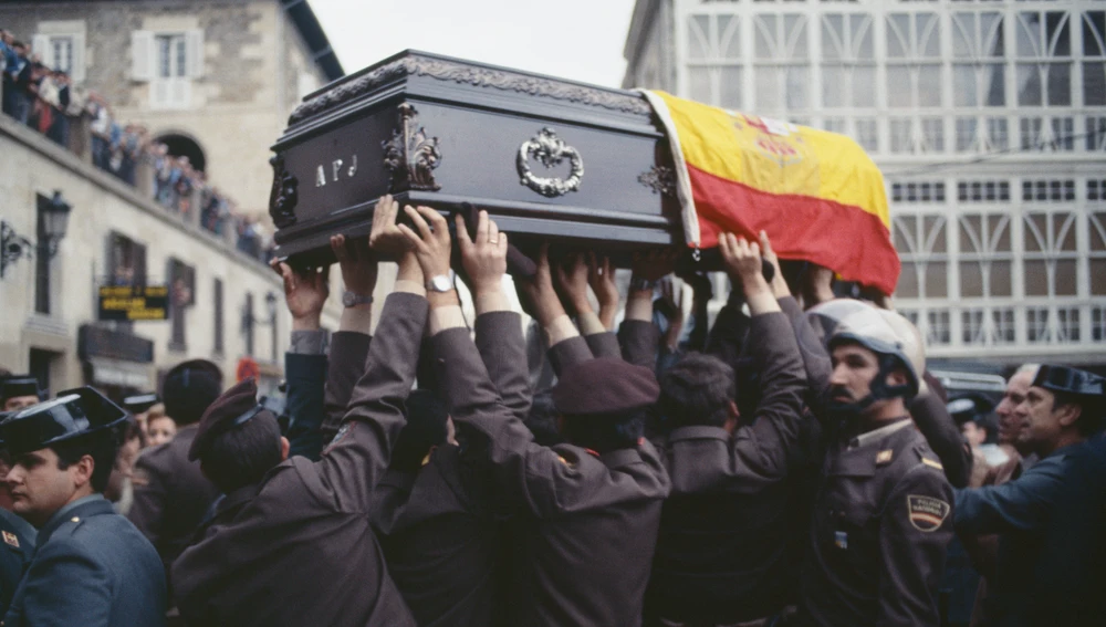 Funeral de un guardia civil asesinado por ETA en 1980. Funeral de un guardia civil asesinado por ETA en 1980.