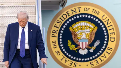 Fotografía de archivo en la que se captó al presidente de Estados Unidos, Donald Trump, al desender del avión presidencial Air Force One, en West Palm Beach (FL, EE.UU.). Fotografía de archivo en la que se captó al presidente de Estados Unidos, Donald Trump, al desender del avión presidencial Air Force One, en West Palm Beach (FL, EE.UU.).