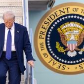 Fotografía de archivo en la que se captó al presidente de Estados Unidos, Donald Trump, al desender del avión presidencial Air Force One, en West Palm Beach (FL, EE.UU.).