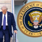 Fotografía de archivo en la que se captó al presidente de Estados Unidos, Donald Trump, al desender del avión presidencial Air Force One, en West Palm Beach (FL, EE.UU.). Fotografía de archivo en la que se captó al presidente de Estados Unidos, Donald Trump, al desender del avión presidencial Air Force One, en West Palm Beach (FL, EE.UU.).