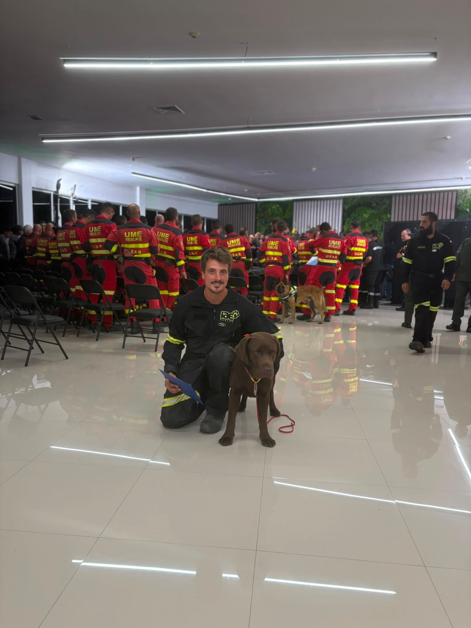 El silencio de la esperanza: el instante que aún emociona al bombero murciano que buscó supervivientes en Venezuela episode artwork