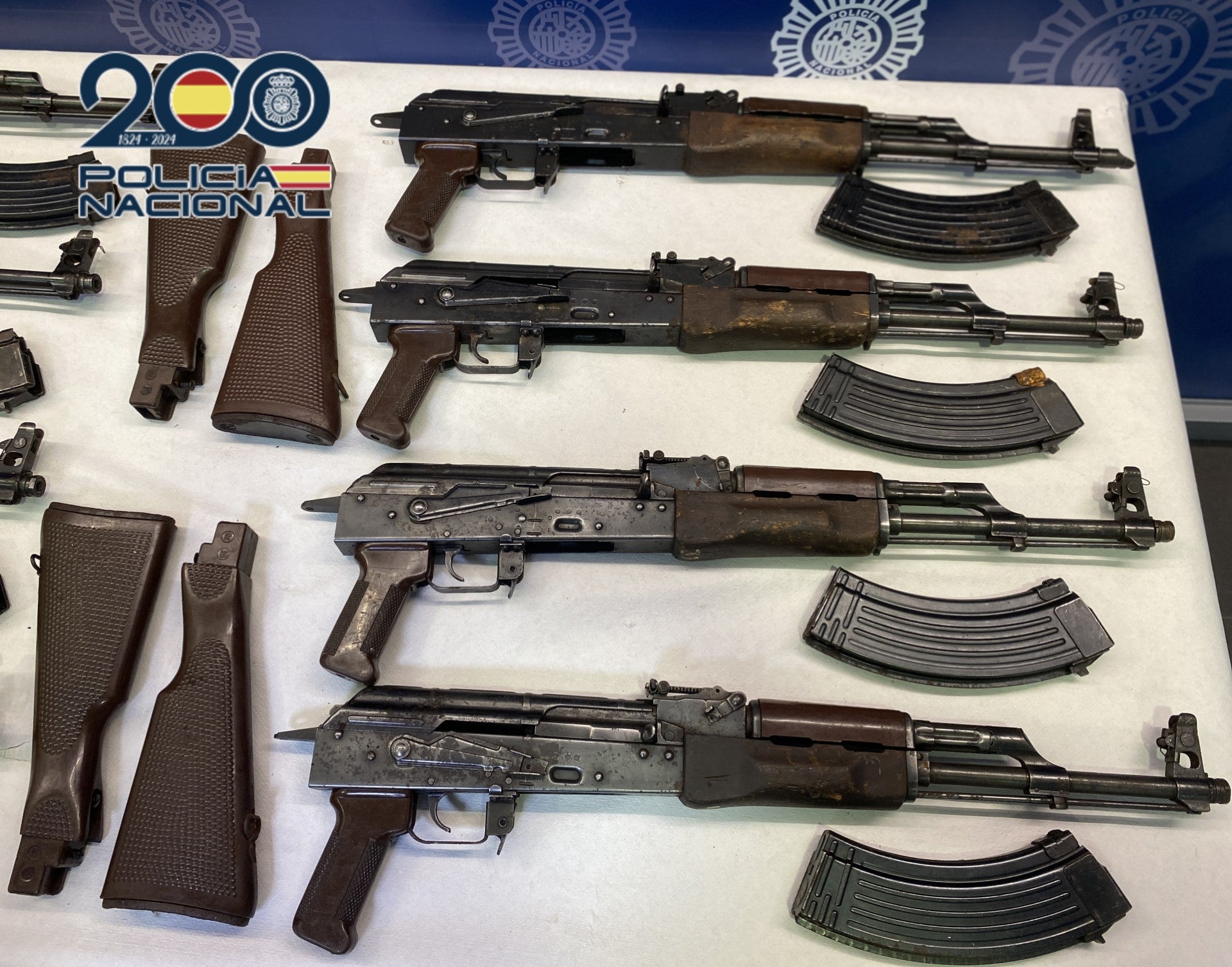 Interceptan ocho armas de guerra en manos de cuatro hombres vecinos de Alicante y San Vicente que han sido detenidos Interceptan ocho armas de guerra en manos de cuatro hombres vecinos de Alicante y San Vicente que han sido detenidos