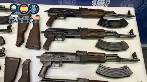 Las ocho armas de guerra interceptadas con sus respectivos cargadores Las ocho armas de guerra interceptadas con sus respectivos cargadores