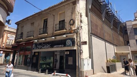 Edificio esquinas calles Castellanos y Escuelas (Valdepe&ntilde;as)