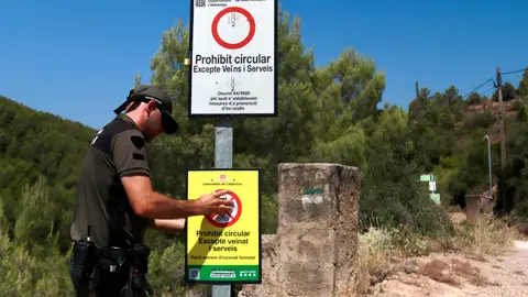 Un agent rural tancant l'accés a un camí forestal Un agent rural tancant l'accés a un camí forestal