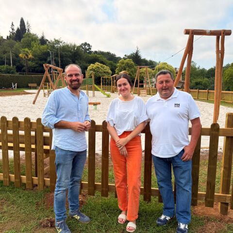 El alcalde de Piloña, Iván Allende, junto a los ediles Irene Carreño y Armando Gutiérrez
