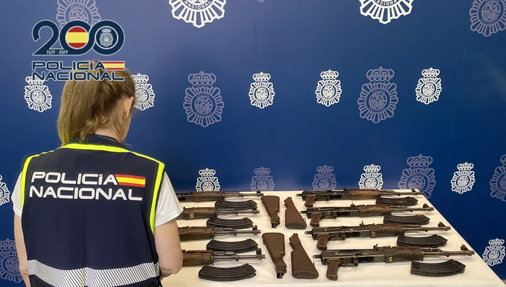 Los agentes exponen las armas intervenidas Los agentes exponen las armas intervenidas