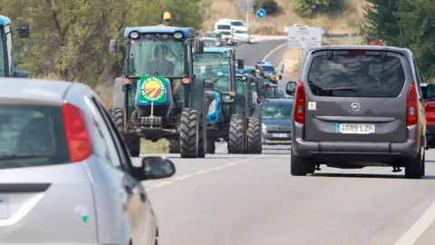 Els pagesos del Penedès surten al carrer per la crisi del vi Els pagesos del Penedès surten al carrer per la crisi del vi