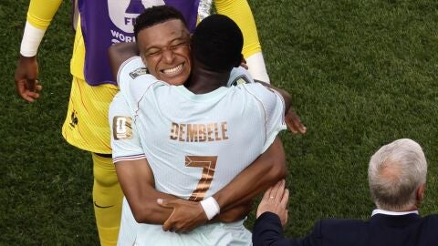 Mbapp&eacute; y Demb&eacute;l&eacute; tras ganar a Marruecos 