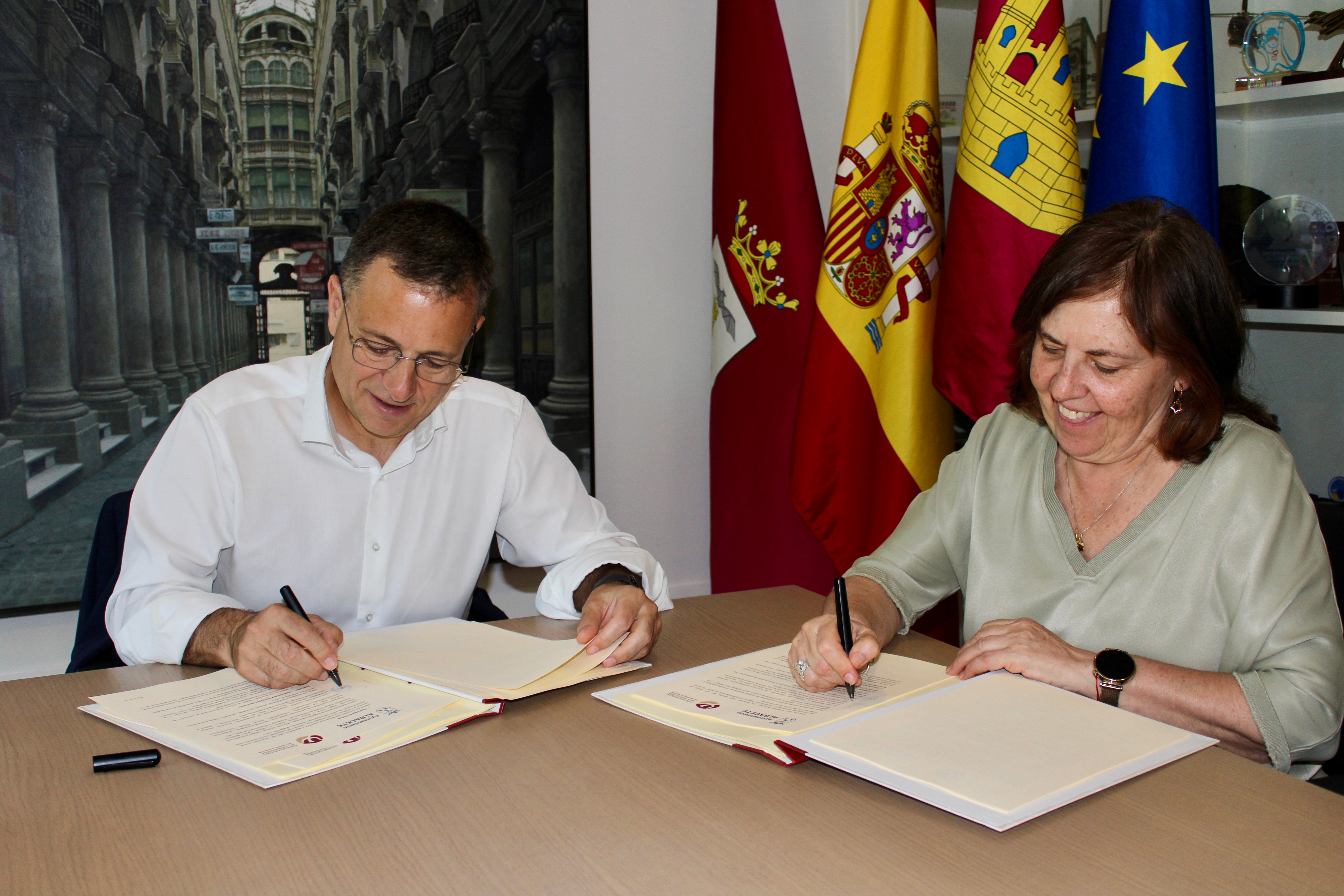 El alcalde firma un convenio con el Colegio de Psicología para atender a víctimas de maltrato El alcalde firma un convenio con el Colegio de Psicología para atender a víctimas de maltrato