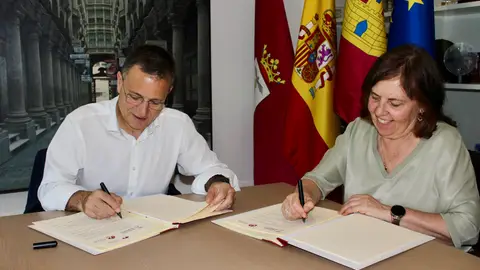 El alcalde firma un convenio con el Colegio de Psicología para atender a víctimas de maltrato El alcalde firma un convenio con el Colegio de Psicología para atender a víctimas de maltrato