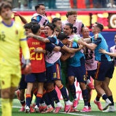 0: Mikel Merino (n.º 6 de España) celebra con sus compañeros tras marcar el segundo gol de su equipo durante el partido de cuartos de final de la Copa Mundial de la FIFA 2026 entre España y Bélgica, disputado en el Los Angeles Stadium el 10 de julio de 2026 en Inglewood, Estados Unidos. 