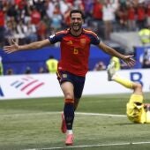 Mikel Merino celebra su gol contra Bélgica.