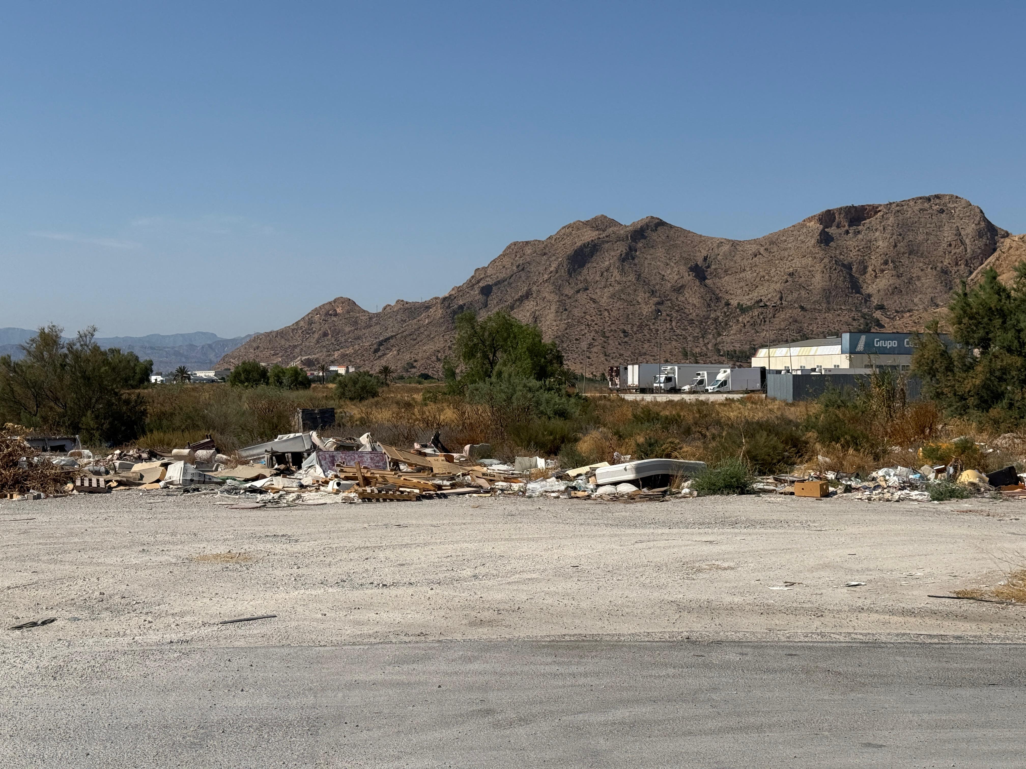 Los empresarios del Polígono 'Puente Alto' de Orihuela denuncian el abandono en la gestión de residuos y exigen soluciones urgentes Los empresarios del Polígono 'Puente Alto' de Orihuela denuncian el abandono en la gestión de residuos y exigen soluciones urgentes