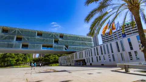 Benidorm llevará al próximo pleno la licitación del contrato de limpieza de edificios públicos y centros escolares Benidorm llevará al próximo pleno la licitación del contrato de limpieza de edificios públicos y centros escolares