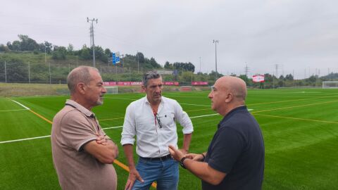 Gij&oacute;n renueva el c&eacute;sped de dos campos de f&uacute;tbol