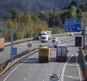 Camiones circulando por las carreteras vascas
