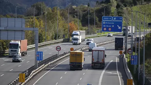 Camiones circulando por las carreteras vascas Camiones circulando por las carreteras vascas