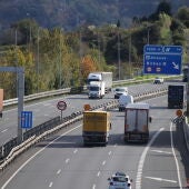 Camiones circulando por las carreteras vascas