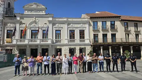 Guadalajara guarda un minuto de silencio por los fallecidos en el incendio de Almería Guadalajara guarda un minuto de silencio por los fallecidos en el incendio de Almería