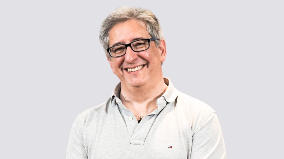 Arturo T&eacute;llez fondo gris