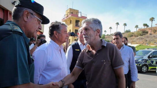El ministro del Interior, Fernándo Grande-Marlaska (c), saluda al general Jefe de la Guardia Civil en Andalucía, Luis Ortega (i), a su llegada este viernes el centro de mando del incendio de los Gallardos situado en la localidad almeriense de Turre