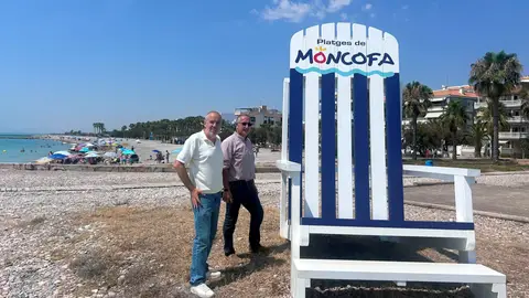 Moncofa instala una hamaca gigante en la playa de Masbó como nuevo reclamo turístico Moncofa instala una hamaca gigante en la playa de Masbó como nuevo reclamo turístico