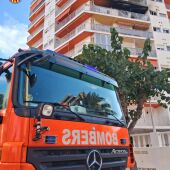 Bomberos en el incendio de Cullera