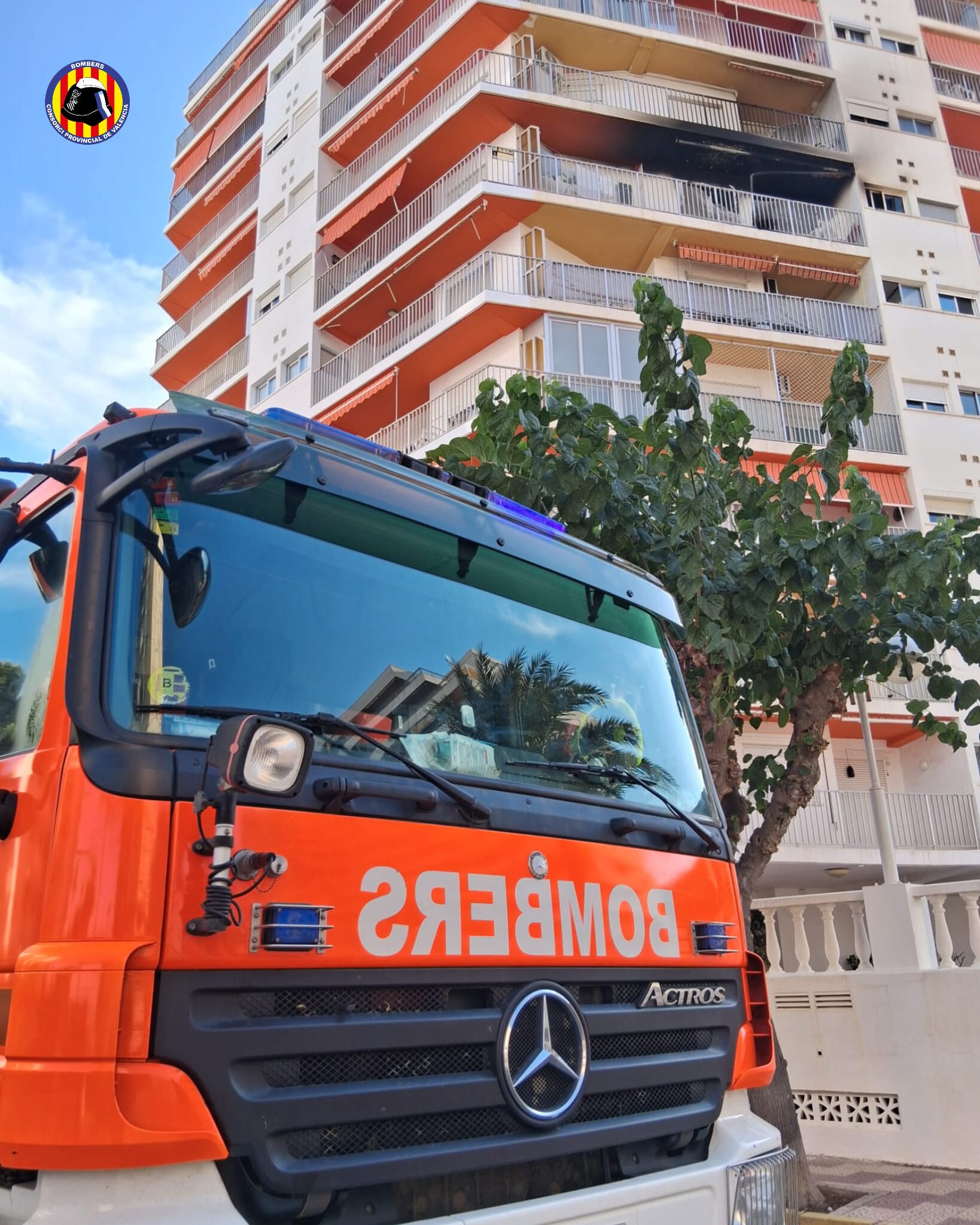 Doce personas han sido asistidas por inhalación de humo tras incendiarse un edificio en Cullera episode artwork
