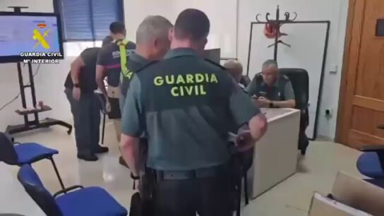 Efectivos de la Guardia Civil continúan trabajando dentro y fuera del terreno para esclarecer las causas del incendio