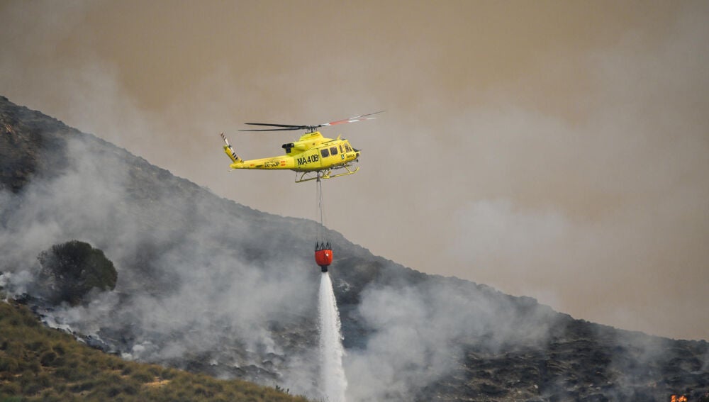 Helicóptero de servicios de extinción de incendios en Los Gallardos / Carlos Barba / Agencia EFE