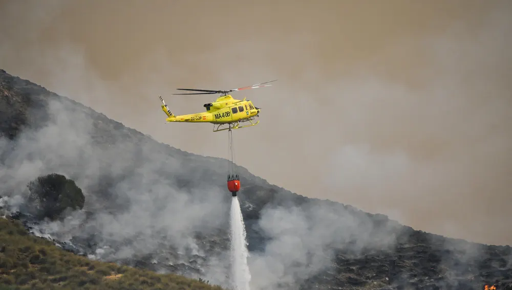 Helicóptero de servicios de extinción de incendios en Los Gallardos / Carlos Barba / Agencia EFE Helicóptero de servicios de extinción de incendios en Los Gallardos / Carlos Barba / Agencia EFE