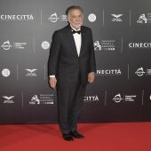 El director de cine estadounidense Francis Ford Coppola asiste a la alfombra roja de su película "Megalopolis" en los estudios Cinecittà de Roma.