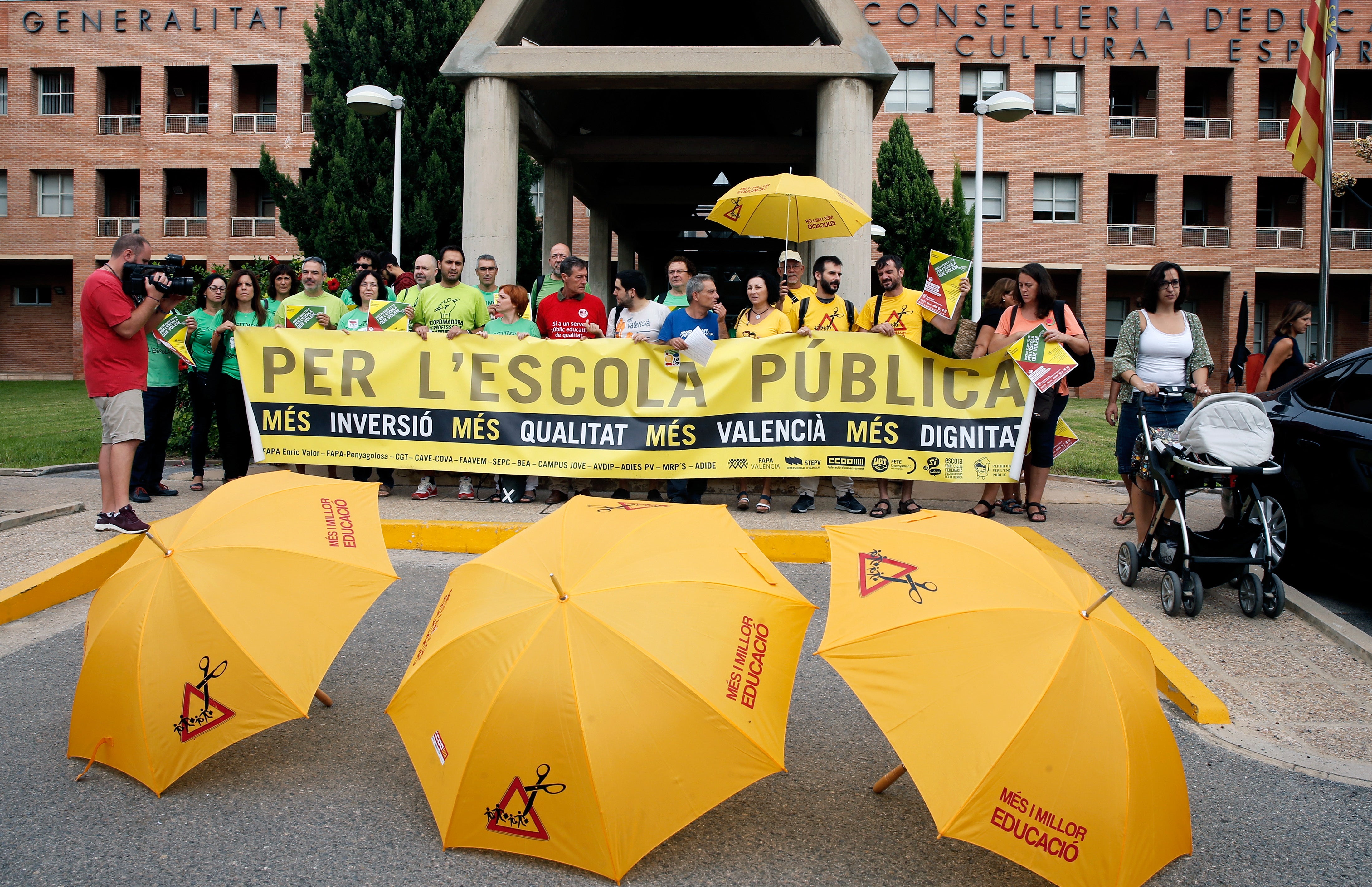 Los docentes convocan una protesta frente a Les Corts Los docentes convocan una protesta frente a Les Corts