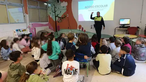 La Unidad Agente Tutor de la Policía Local de Elda duplica su actividad en los centros educativos este curso. La Unidad Agente Tutor de la Policía Local de Elda duplica su actividad en los centros educativos este curso.