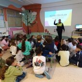 La Unidad Agente Tutor de la Policía Local de Elda duplica su actividad en los centros educativos este curso.