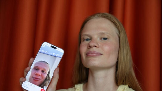 La modelo rusa Anastasia Kostromitina, que se ha vuelto viral por su sorprendente parecido con el noruego Erling Haaland , posa en Mosc&uacute;.