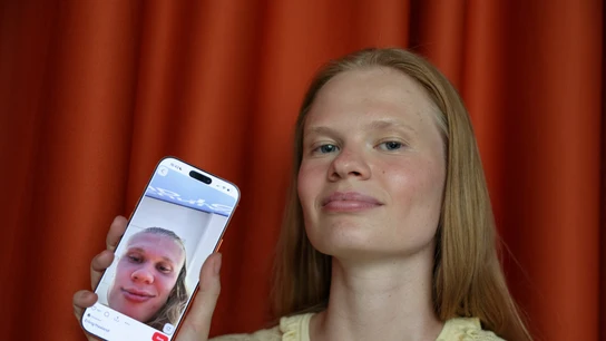 La modelo rusa Anastasia Kostromitina, que se ha vuelto viral por su sorprendente parecido con el noruego Erling Haaland , posa en Moscú. La modelo rusa Anastasia Kostromitina, que se ha vuelto viral por su sorprendente parecido con el noruego Erling Haaland , posa en Moscú.