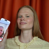 La modelo rusa Anastasia Kostromitina, que se ha vuelto viral por su sorprendente parecido con el noruego Erling Haaland , posa en Moscú.