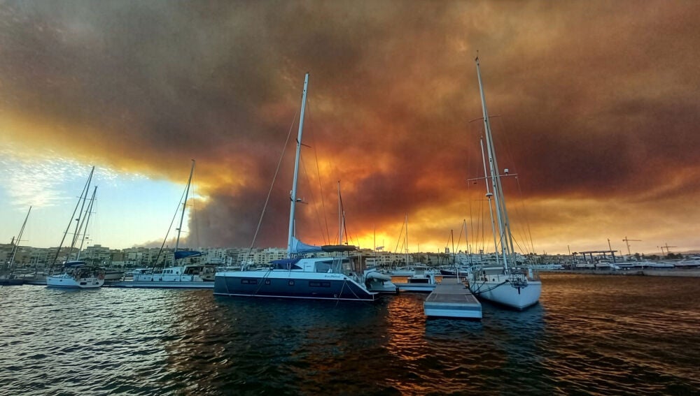 Incendio de Los Gallardos visto desde el Puerto de Garrucha en Almería / Europa Press