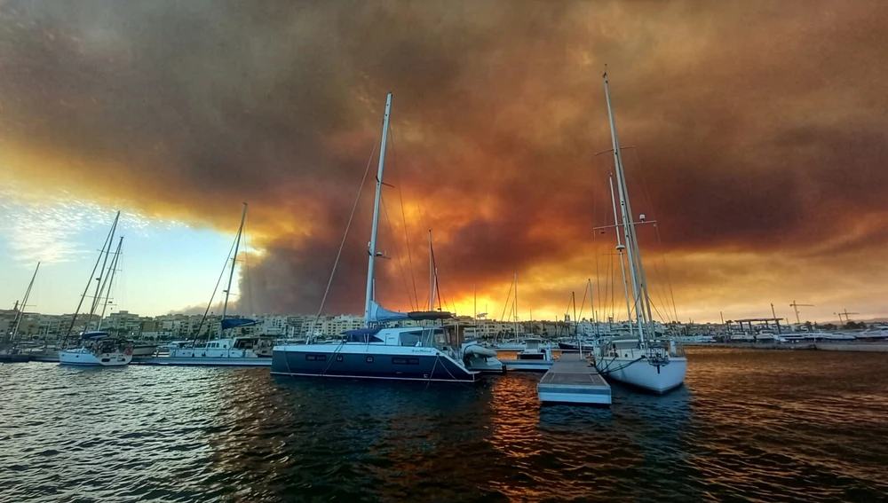 Incendio de Los Gallardos visto desde el Puerto de Garrucha en Almería / Europa Press Incendio de Los Gallardos visto desde el Puerto de Garrucha en Almería / Europa Press