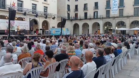 Verano de Músicas en la plaza del Ayuntamiento de Alicante Verano de Músicas en la plaza del Ayuntamiento de Alicante