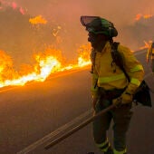 Bomberos trabajan en el lugar del incendio