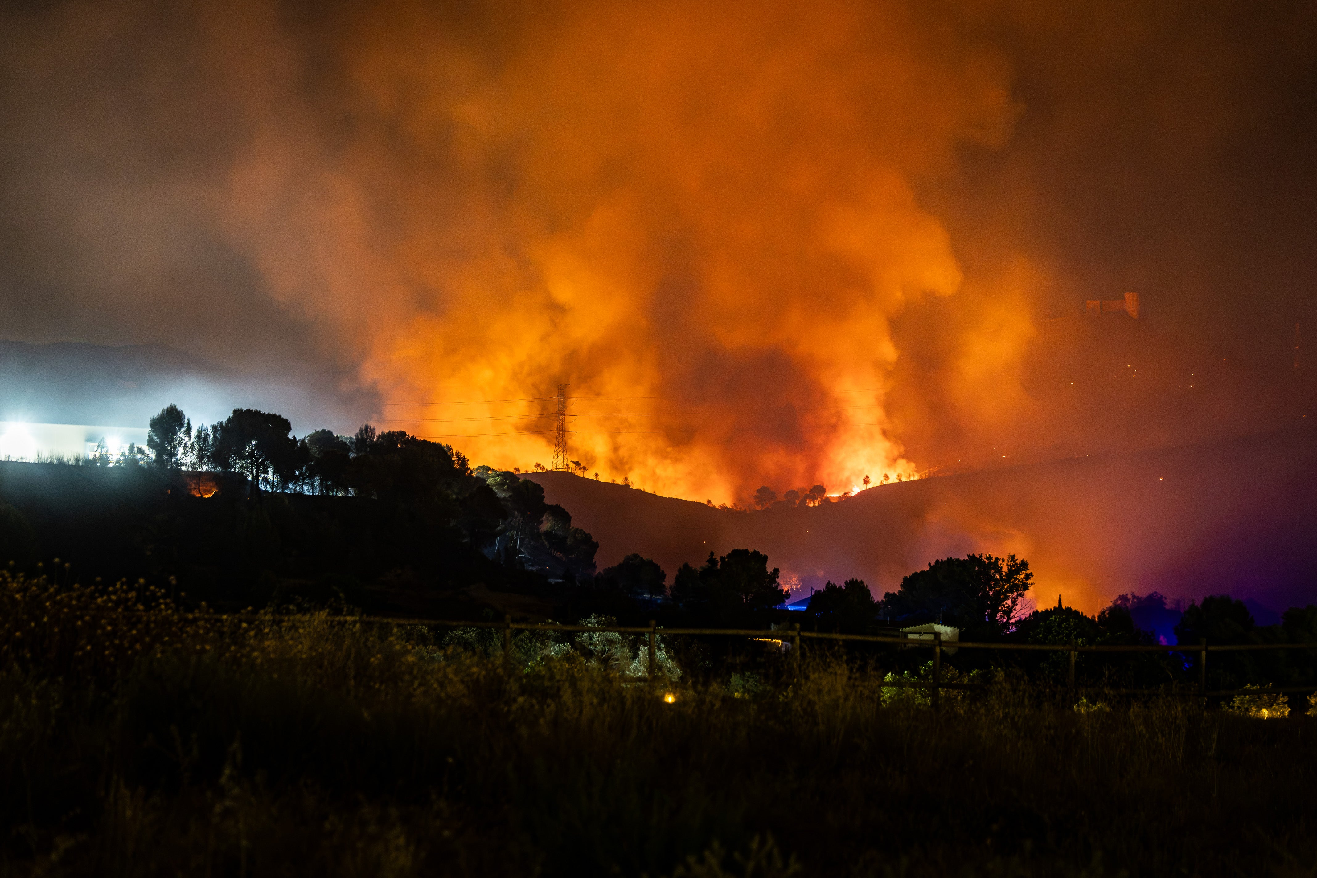 Catalunya es preparar per protegir els boscos dels incendis de sisena generació Catalunya es preparar per protegir els boscos dels incendis de sisena generació