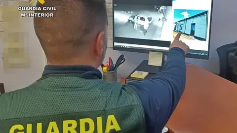 La Guardia Civil investiga a una banda por sustraer un vehículo para robar en una quesería de Zarza Capilla La Guardia Civil investiga a una banda por sustraer un vehículo para robar en una quesería de Zarza Capilla