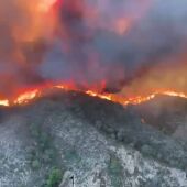 Vista desde un helicóptero del incendio en Los Gallardos