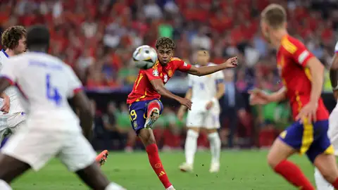 Lamine Yamal marca el primer gol de La Roja durante el partido de semifinales de la UEFA EURO 2024 contra Francia en el Munich Football Arena, el 9 de julio de 2024 en Múnich, Alemania. Lamine Yamal marca el primer gol de La Roja durante el partido de semifinales de la UEFA EURO 2024 contra Francia en el Munich Football Arena, el 9 de julio de 2024 en Múnich, Alemania.
