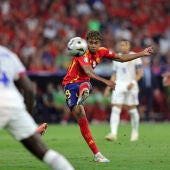 Lamine Yamal marca el primer gol de La Roja durante el partido de semifinales de la UEFA EURO 2024 contra Francia en el Munich Football Arena, el 9 de julio de 2024 en Múnich, Alemania. 